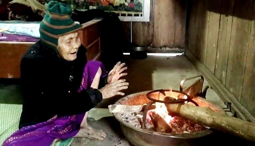 Người dân đốt than, củi để sưởi ấm. (Ảnh: Võ Dung/TTXVN)