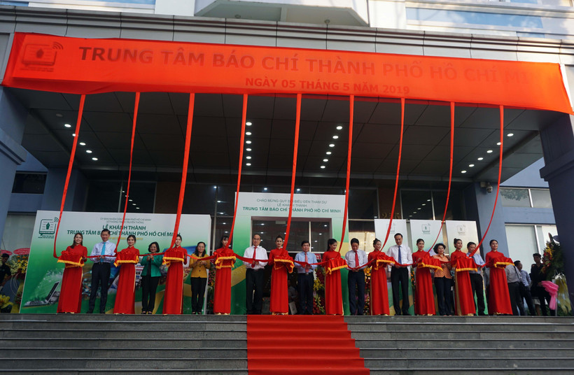 Các đại biểu thực hiện nghi thức cắt băng khánh thành Trung tâm Báo chí Thành phố Hồ Chí Minh. (Ảnh: Thu Hoài/TTXVN)