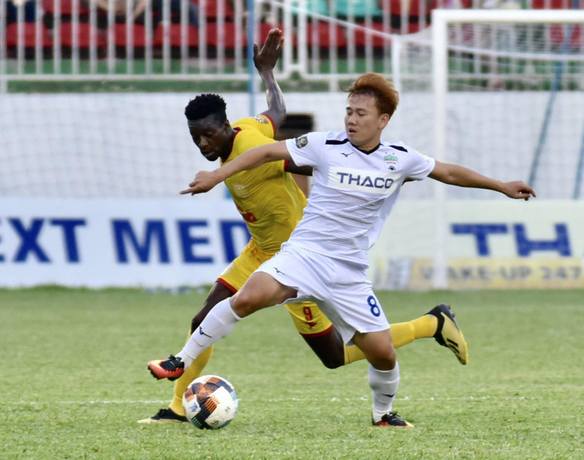 Một pha tranh chấp bóng của cầu thủ hai đội. (Ảnh: Dư Toán/TTXVN)