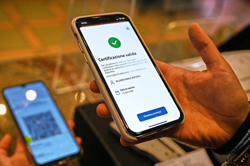 Xuất trình thẻ xanh COVID-19 tại Rome, Italy. (Ảnh: AFP/TTXVN)