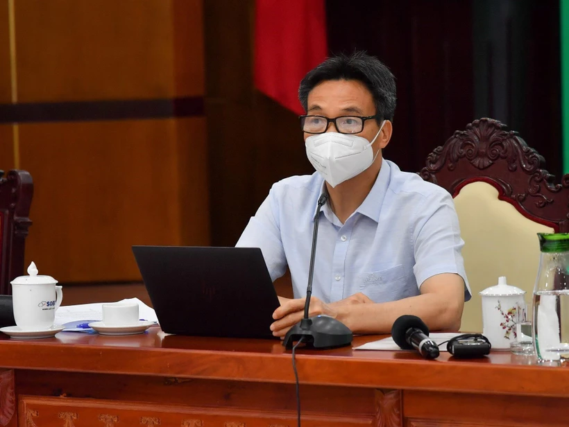 Phó Thủ tướng Vũ Đức Đam làm việc với lãnh đạo tỉnh Kiên Giang về công tác phòng, chống dịch COVID-19. (Ảnh: Hồng Đạt/TTXVN)