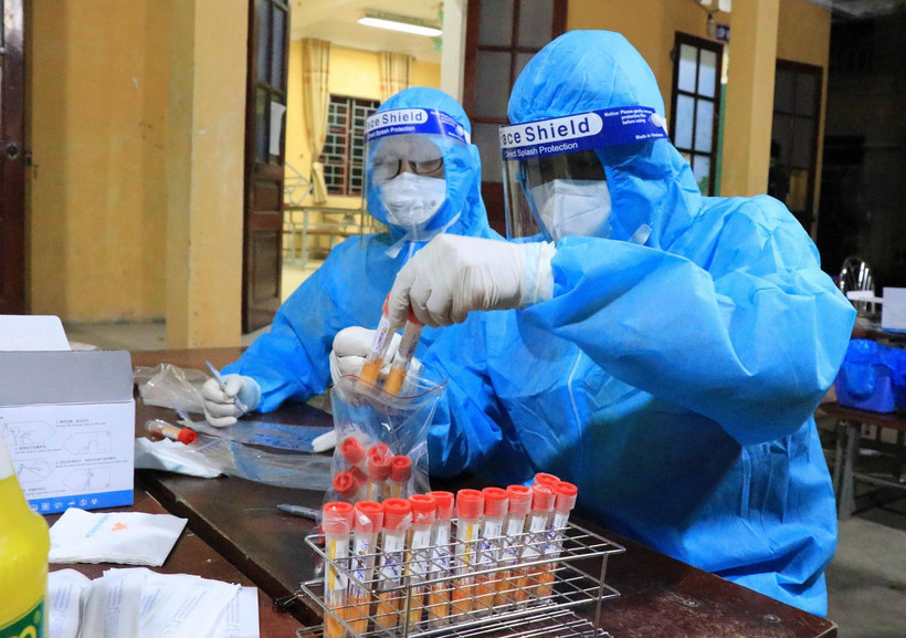 Lấy mẫu xét nghiệp cho người dân. (Ảnh: Thanh Thương/TTXVN)