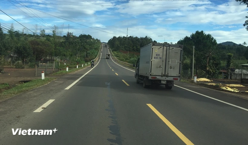 Phương tiện lưu thông trên một đoạn tuyến đường Hồ Chí Minh đưa vào khai thác. (Ảnh: Việt Hùng/Vietnam+)