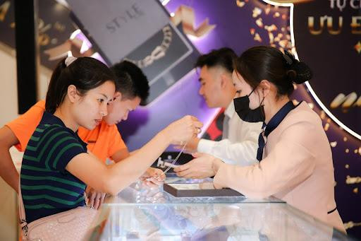 Các đơn vị bán lẻ đang tung ra nhiều chương trình kích cầu dịp lễ 8/3. (Ảnh minh họa: PV/Vietnam+)