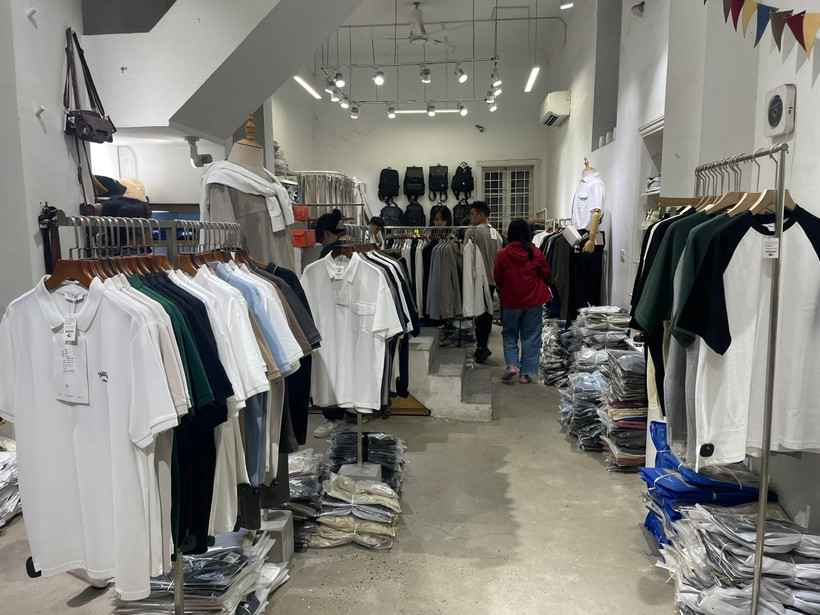 Thời trang cho vụ Hè đã lấp đầy kệ của các cửa hàng kinh doanh quần áo. (Ảnh: Minh Hiếu/Vietnam+)