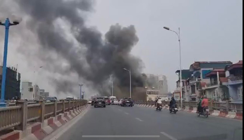 Đám cháy tại căn nhà thuộc phố Dương Văn Bé tạo cột khói lớn. (Ảnh: PV/Vietnam+)