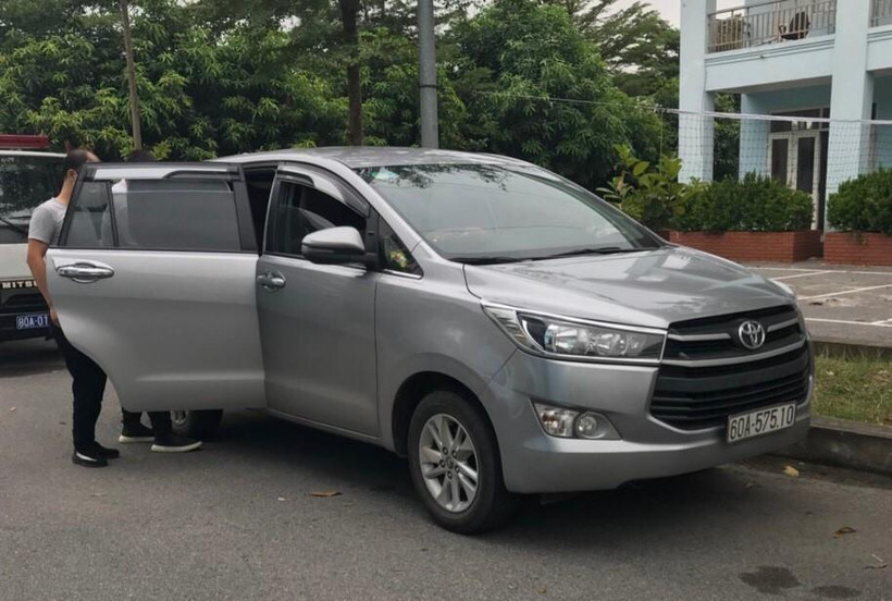 Chiếc xe chở 5 đối tượng nhập cảnh trái phép vào Việt Nam và chuẩn bị bay vào TP Hồ Chí Minh. (Ảnh: Cục Cảnh sát giao thông/TTXVN)