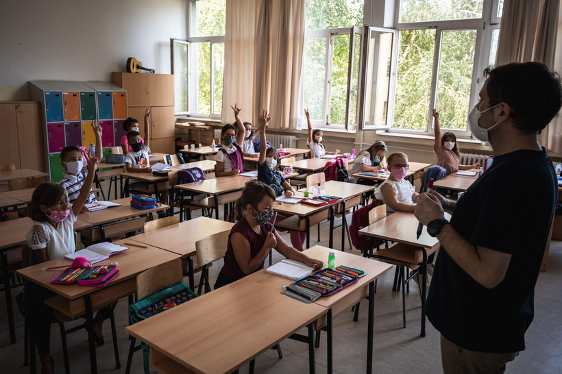 Giáo viên và học sinh đeo khẩu trang phòng lây nhiễm COVID-19 tại một trường học ở Belgrade, Serbia. (Ảnh: AFP/TTXVN)