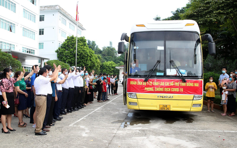 Đoàn y, bác sỹ Lào Cai lên đường vào hỗ trợ tỉnh Đồng Nai phòng, chống dịch COVID. (Ảnh: Quốc Khánh/TTXVN)