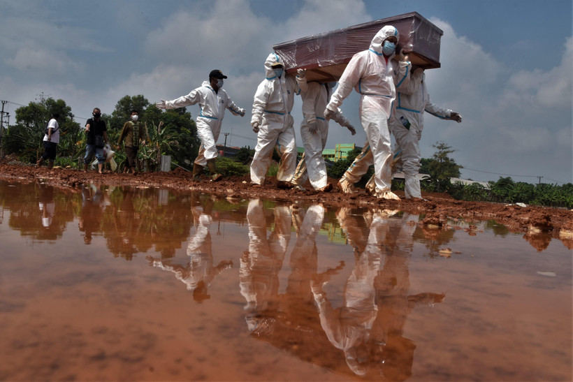 Mai táng các bệnh nhân nhiễm COVID-19 tại Bekasi, Indonesia. (Ảnh: AFP/TTXVN)