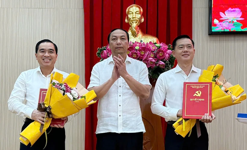 Ông Lâm Minh Thành, Chủ tịch UBND tỉnh Kiên Giang trao quyết định cho các ông Trần Minh Khoa (bìa phải) và Huỳnh Quang Hưng. (Nguồn: Vietnamnet)