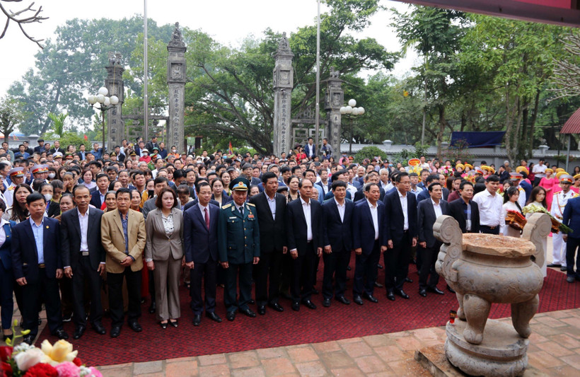 Các đại biểu dự lễ dâng hương tưởng niệm Ngày Tướng quân Phạm Ngũ Lão ra quân đánh giặc giữ nước. (Ảnh: Mai Ngoan/TTXVN)