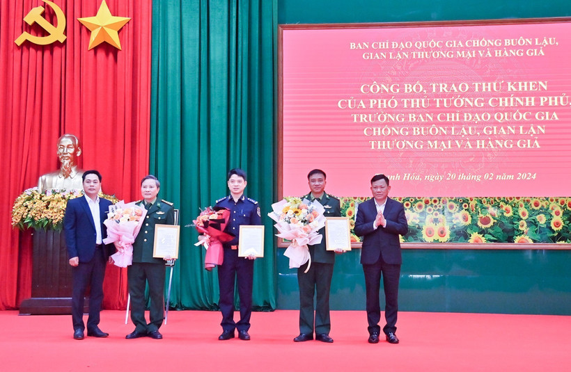 Lực lượng Biên phòng và Hải quan tỉnh Thanh Hóa nhận Thư khen chiến công của Phó Thủ tướng Chính phủ Trần Lưu Quang, Trưởng Ban Chỉ đạo 389 Quốc gia vì lập thành tích xuất sắc triệt phá đường dây mua bán, vận chuyển 17,7kg ma túy các loại. (Ảnh: TTXVN phát)