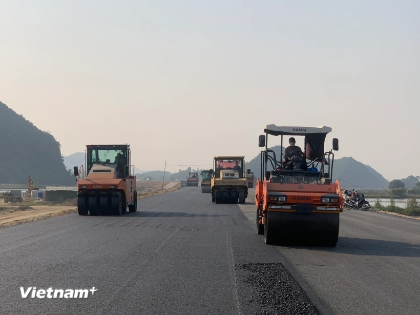 Nhà thầu thi công thảm nhựa nền đường một Dự án thành phần đường bộ cao tốc Bắc-Nam phía Đông. (Ảnh: Việt Hùng/Vietnam+)