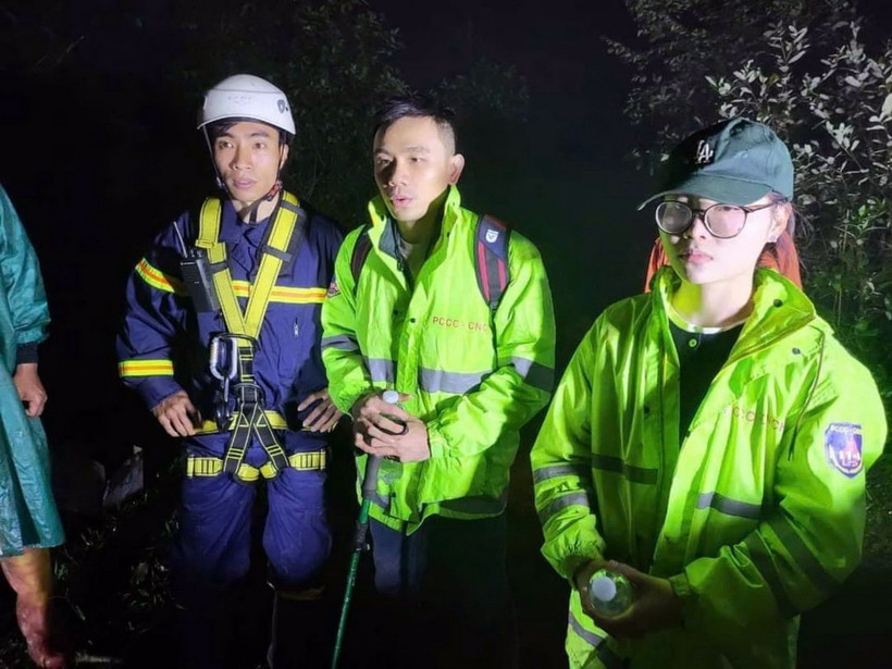 2 nạn nhân được lực lượng cứu hộ giải cứu ngay trong đêm khi đi lạc trong cánh rừng già trên đỉnh Langbiang. (Ảnh TTXVN phát)