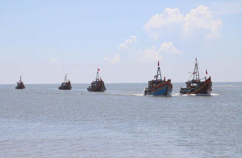 Tàu, thuyền của ngư dân Diễn Châu (tỉnh Nghệ An) trên đường vào đất liền, hướng về cửa biển Lạch Vạn. (Ảnh: Xuân Tiến/TTXVN)