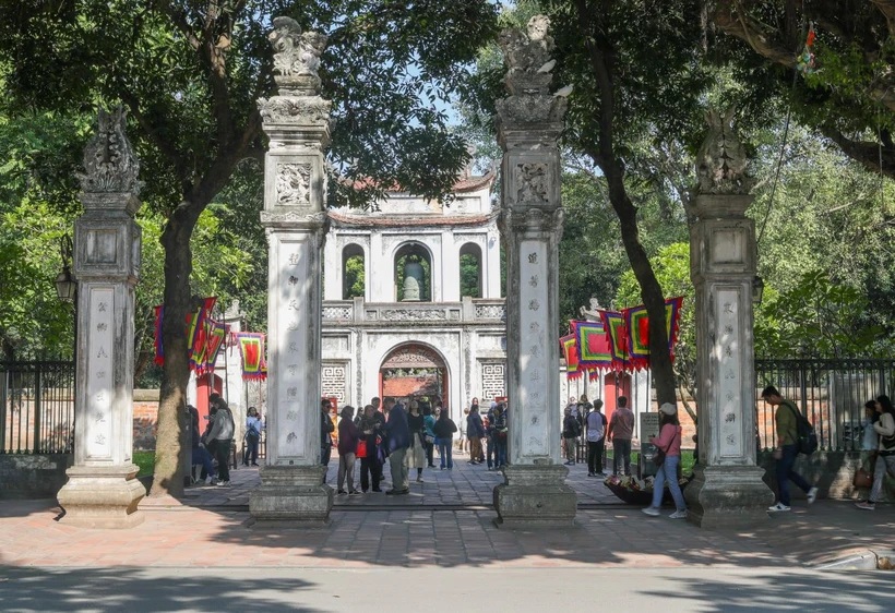 Khách du lịch tham quan Văn Miếu-Quốc Tử Giám. (Ảnh: Hoàng Hiếu/TTXVN)