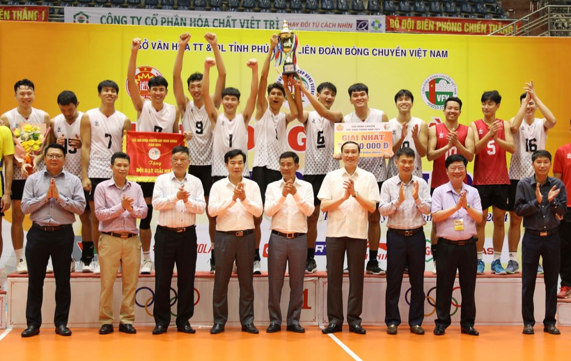 Lãnh đạo tỉnh Phú Thọ trao cúp vô địch cho đội nam Biên Phòng tại giải Bóng chuyền các đội mạnh Cúp Hùng Vương năm 2024. (Ảnh: Tạ Toàn/TTXVN)