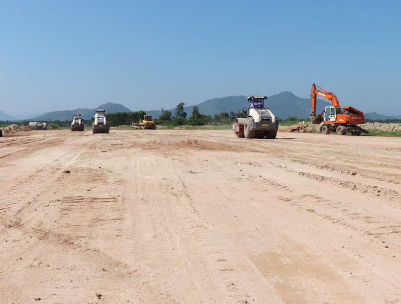 Thi công cao tốc Quảng Ngãi-Hoài Nhơn. (Ảnh: Phạm Cường/TTXVN)