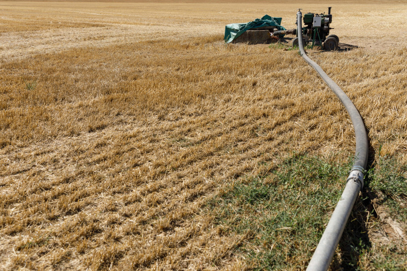Bơm nước tưới cho một cánh đồng ở Pampliega, Tây Ban Nha. (Ảnh: AFP/TTXVN)