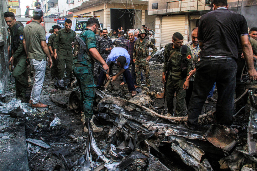 Lực lượng an ninh Syria điều tra tại hiện trường vụ đánh bom ở thành phố Qamishli, miền Đông Bắc Syria ngày 11/7/2019. (Ảnh: AFP/TTXVN)