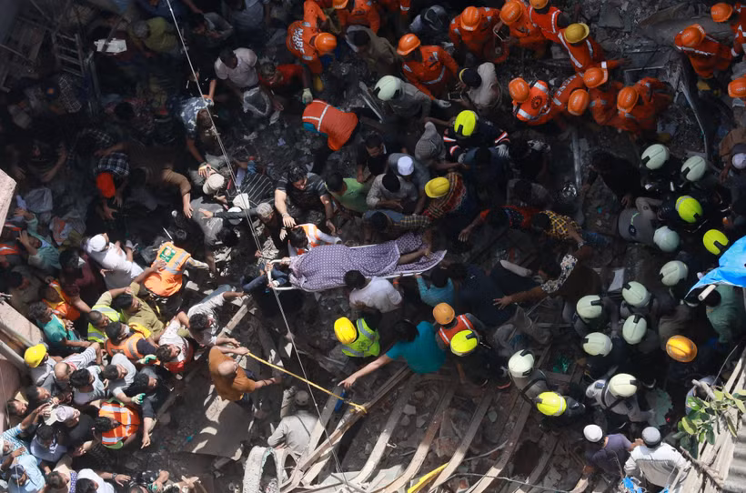 Nhân viên cứu hộ chuyển thi thể nạn nhân trong tòa nhà bị sập ở Mumbai, Ấn Độ ngày 16/7/2019. (Ảnh: THX/TTXVN)
