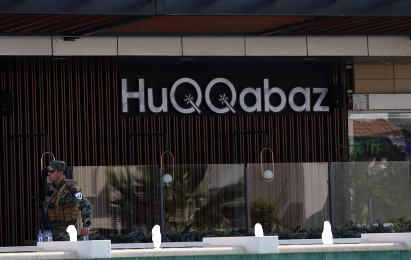 Nhân viên an ninh gác taị nhà hàng ở Erbil, Iraq, sau vụ nổ súng ngày 17/7. (Ảnh: AFP/TTXVN)