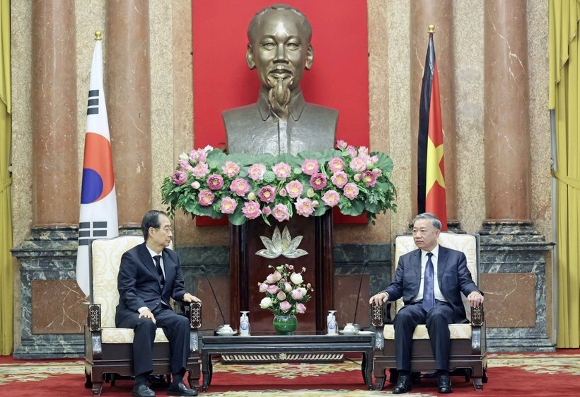 Chủ tịch nước Tô Lâm tiếp Thủ tướng Hàn Quốc Han Duck Soo. (Ảnh: Nhan Sáng/TTXVN)