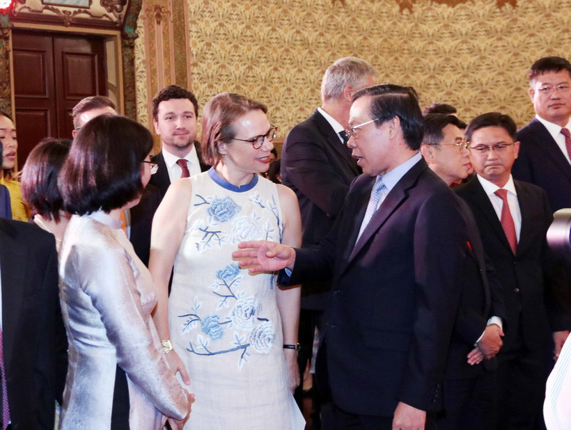 Chủ tịch UBND Thành phố Hồ Chí Minh Phan Văn Mãi trao đổi với bà Josefine Wallat, Tổng Lãnh sự Đức tại Thành phố Hồ Chí Minh, Trưởng Lãnh sự đoàn tại Thành phố Hồ Chí Minh tại buổi chiêu đãi. (Ảnh: Xuân Khu/TTXVN)