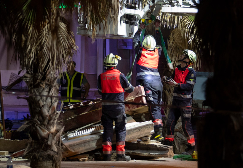 Lực lượng cứu hộ tại hiện trường vụ sập mái nhà hàng ở Tây Ban Nha. (Nguồn: AFP)