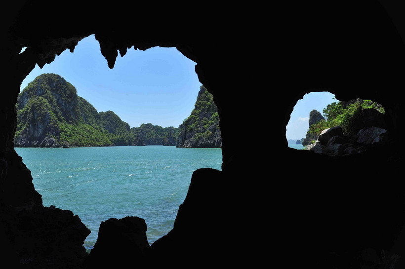 Di sản Thiên nhiên Thế giới Vịnh Hạ Long mang những giá trị đặc biệt về địa chất, địa mạo có một không hai trên thế giới là điểm đến thu hút khách quốc tế. (Ảnh: Minh Đức/TTXVN)