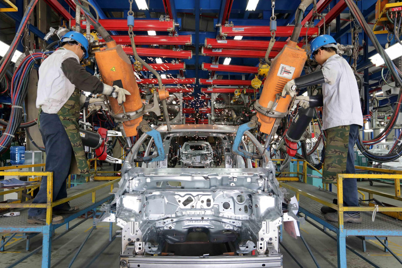 Sản xuất ôtô tại nhà máy của Công ty Ford Việt Nam (liên doanh giữa Tập đoàn ôtô Ford của Hoa Kỳ và Công ty Diesel Sông Công). (Ảnh: Trần Việt/TTXVN)