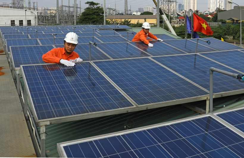 Điện Mặt Trời mái nhà không chỉ mang lại nhiều lợi ích kinh tế mà còn giúp chống nóng cho công trình và góp phần bảo vệ môi trường. (Ảnh: Ngọc Hà/TTXVN)