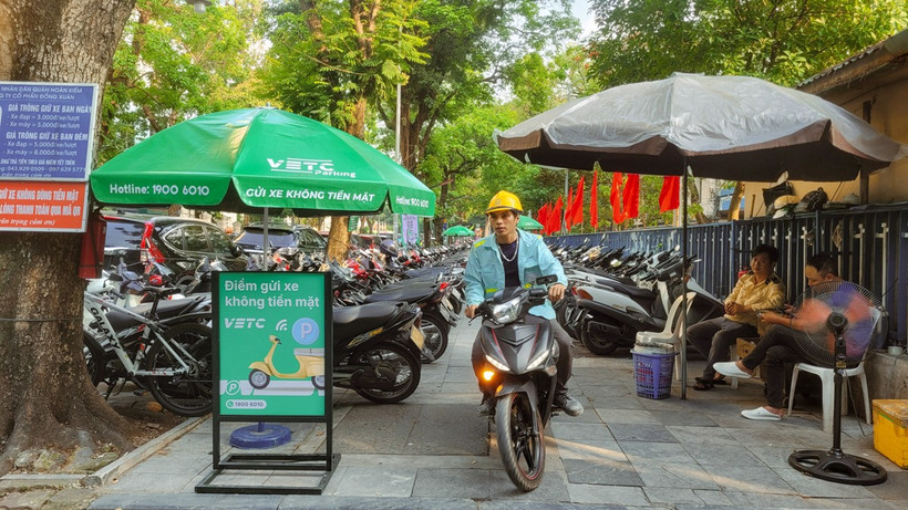 Thành phố Hà Nội đã có 99 điểm trông giữ xe ứng dụng thanh toán không dùng tiền mặt. (Ảnh: Việt Hùng/Vietnam+)