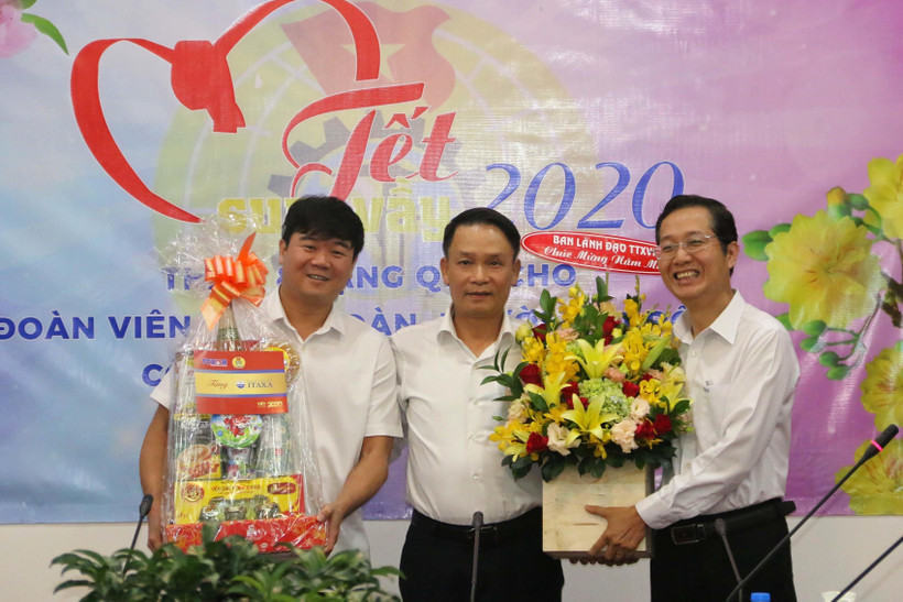 Tổng Giám đốc Thông Tấn xã Việt Nam Nguyễn Đức Lợi trao quà Tết cho đại diện Công ty Itaxa. (Ảnh: Thanh Vũ/TTXVN)