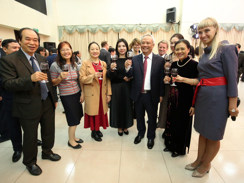 Các đại sứ, đại biện đại diện các nước, các tổ chức quốc tế và cácTổ chức phi chính phủ nước ngoài tại Việt Nam tại buổi gặp mặt. (Ảnh: Văn Điệp/TTXVN)
