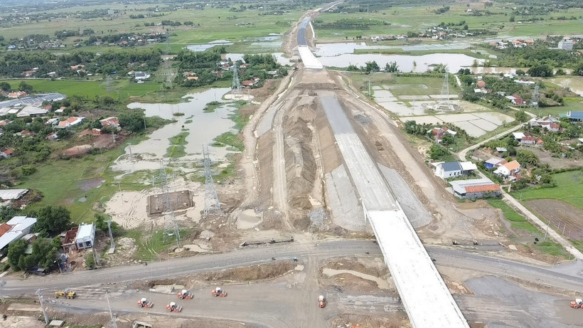 Khó khăn thi công cao tốc qua Khánh Hòa do vướng đường điện cao thế. (Ảnh: Đặng Tuấn/TTXVN)