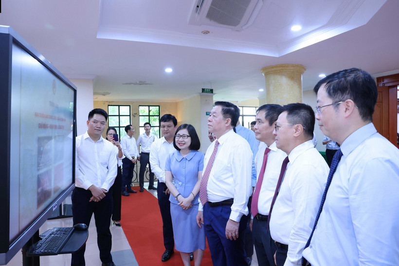 Ông Nguyễn Trọng Nghĩa, Uỷ viên Bộ Chính trị, Bí thư Trung ương Đảng, Trưởng Ban Tuyên giáo Trung ương và các đại biểu tham quan triển lãm ảo "Ban Tuyên giáo Trung ương: Dấu ấn tinh thần chủ động - nhạy bén - sáng tạo" do Thông tấn xã Việt Nam thực hiện. (Ảnh: Phương Hoa/TTXVN)