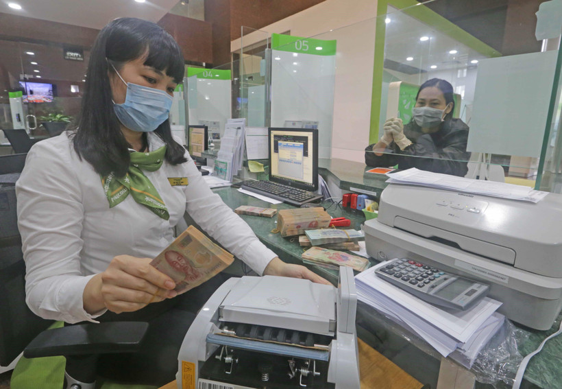 Khách hàng giao dịch tại hội sở chính Vietcombank, 198 Trần Quang Khải, Hà Nội. (Ảnh: Trần Việt/TTXVN)