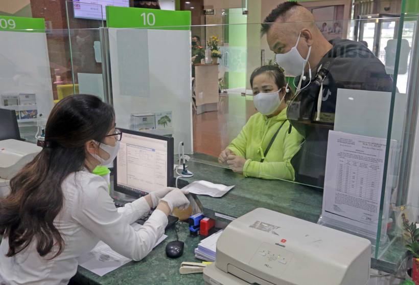 Khách hàng giao dịch tại hội sở chính Vietcombank, 198 Trần Quang Khải, Hà Nội. (Ảnh: Trần Việt/TTXVN)