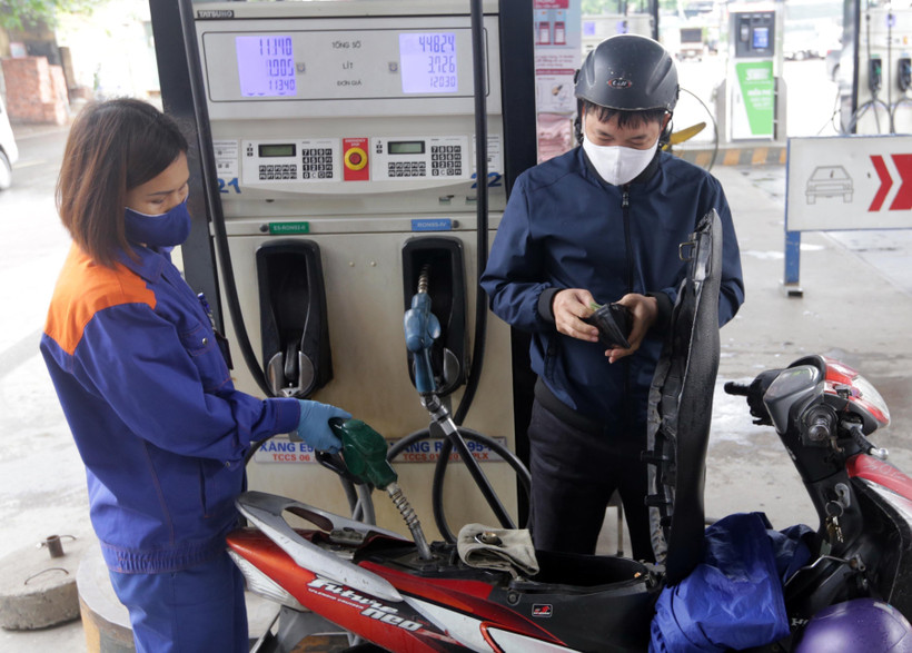 Mua bán xăng dầu tại cây xăng trên phố Lương Yên, quận Hai Bà Trưng, Hà Nội. (Ảnh: Trần Việt/TTXVN)