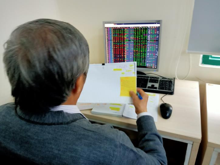 Thị trường chứng khoán mở phiên sáng 21/4 trong sắc đỏ trước sự sụt giảm của giá dầu. (Ảnh: Văn Giáp/TTXVN)