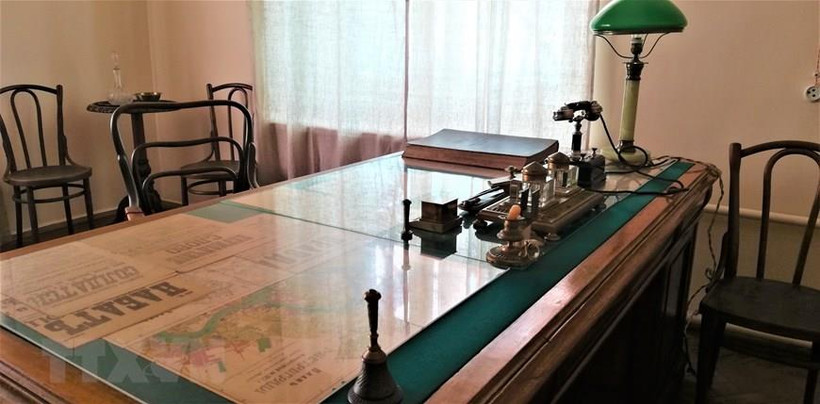 Bàn làm việc của V.I.Lenin tại Điện Smolnyi. (Ảnh: Duy Trinh/TTXVN)