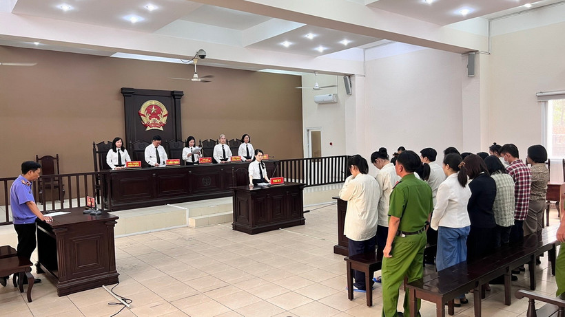 Các bị cáo mua bán người trong một vụ án xét xử. (Nguồn: TTXVN)