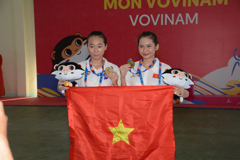 Vận động viên Đặng Thị Hồng Nguyên và Lý Thanh Vân đoạt Huy chương Vàng ở nội dung đối kháng. (Ảnh: Văn Dũng/TTXVN)