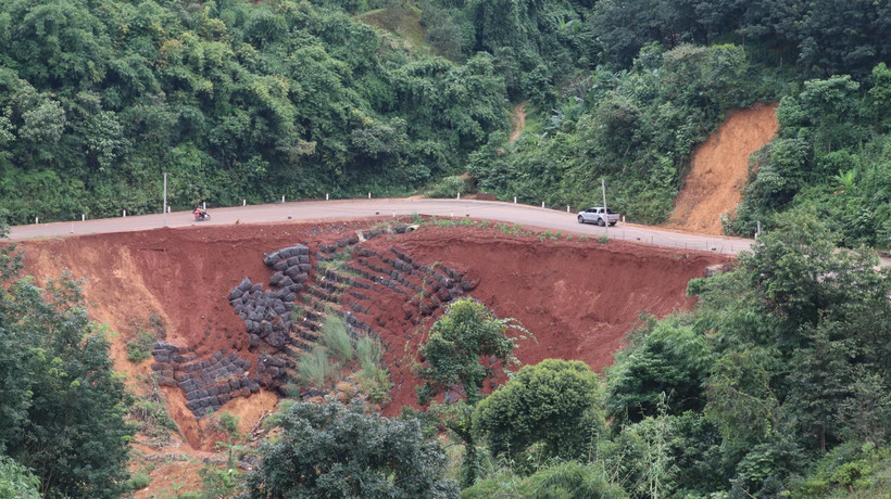 Taluy mặt đường Sao Bọng-Đăng Hà tại vị trí km 18+600 bị sạt lở xuống vực sâu. (Ảnh: Sỹ Tuyên/TTXVN)