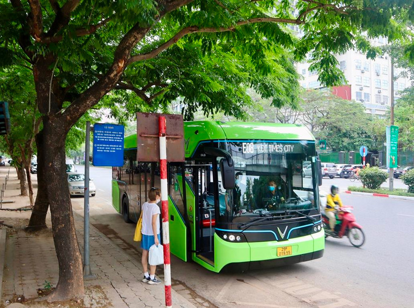 Hà Nội đã chính thức vận hành thêm tuyến buýt điện thứ 7. (Ảnh: CTV/Vietnam+)