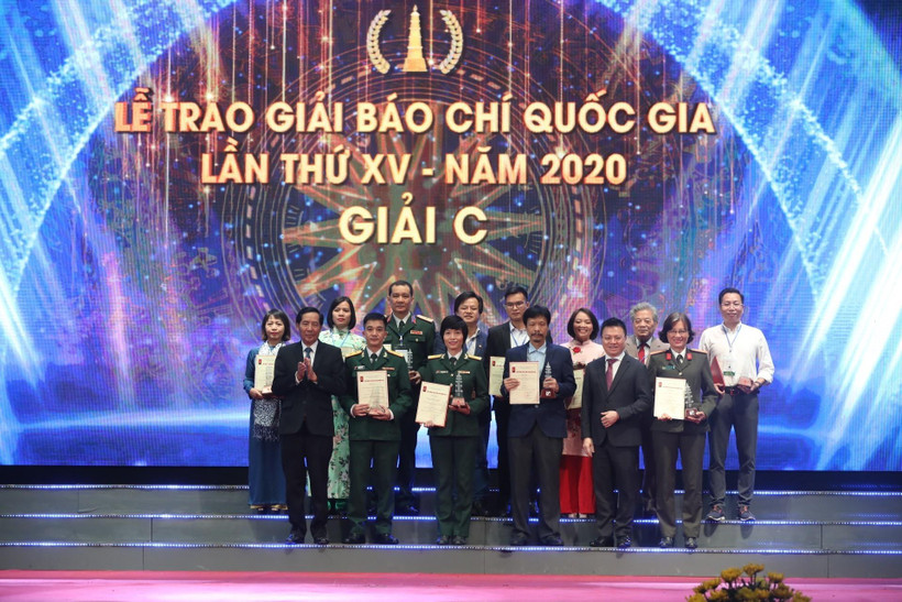 Ban tổ chức trao giải C cho các tác giả, nhóm tác giả đoạt giải. (Ảnh: Minh Quyết/TTXVN)
