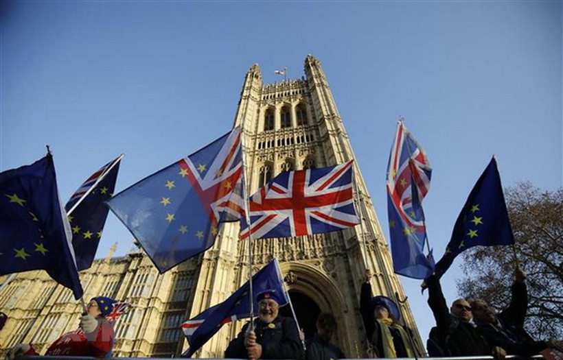 Cờ Anh và cờ Liên minh châu Âu bên ngoài tòa nhà Quốc hội Anh ở London ngày 11/12/2018. (Ảnh: AFP/TTXVN)