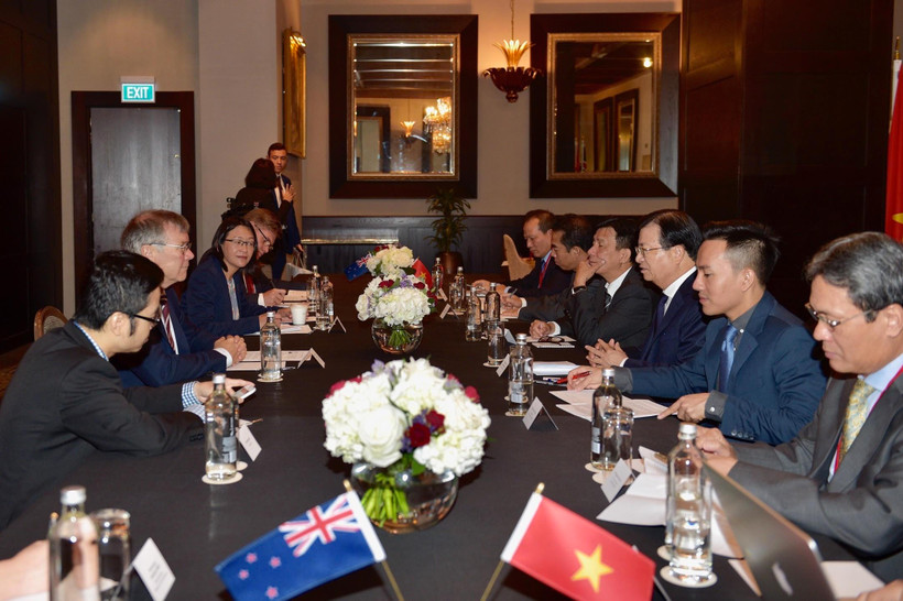 Phó Thủ tướng Trịnh Đình Dũng làm việc với Bộ trưởng Thương mại và Xuất khẩu kiêm Bộ trưởng Môi trường New Zealand David Parker. (Ảnh: Hoàng Linh/TTXVN)